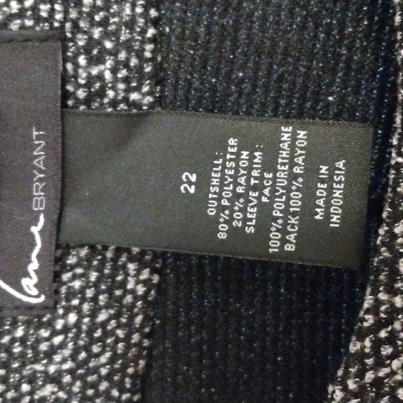 Lane Bryant Ladies top labeled 22 but runs small - 18 is more accurate - Picture 5 of 8